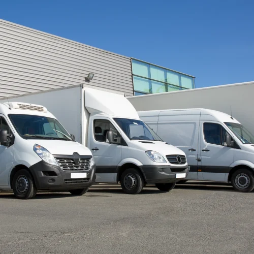 Unternehmensflotte mit mehreren Firmenfahrzeugen