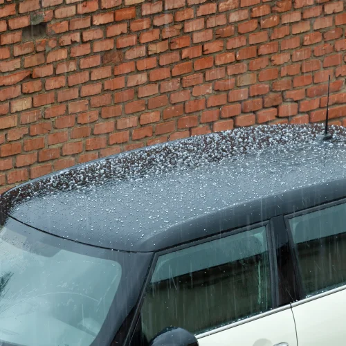 Auto mit Hagelschäden auf dem Dach und der Motorhaube