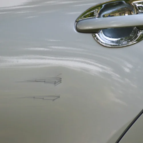 Nahaufnahme eines Lackschadens durch einen Parkrempler