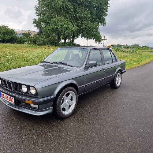 Klassischer Oldtimer vor historischem Gebäude in Hannover