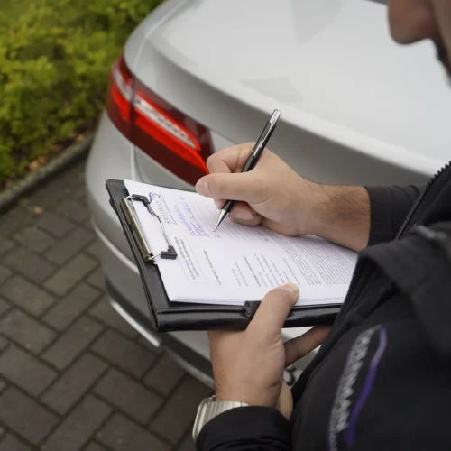 SV Souleiman Sachverständiger bei der Fahrzeugbegutachtung in Dortmund