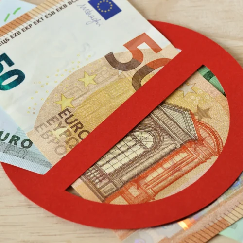 Telefon und Unterlagen nach einem Verkehrsunfall