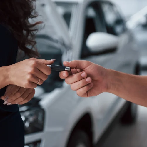 Auto in der Werkstatt während der Reparatur nach einem Unfall