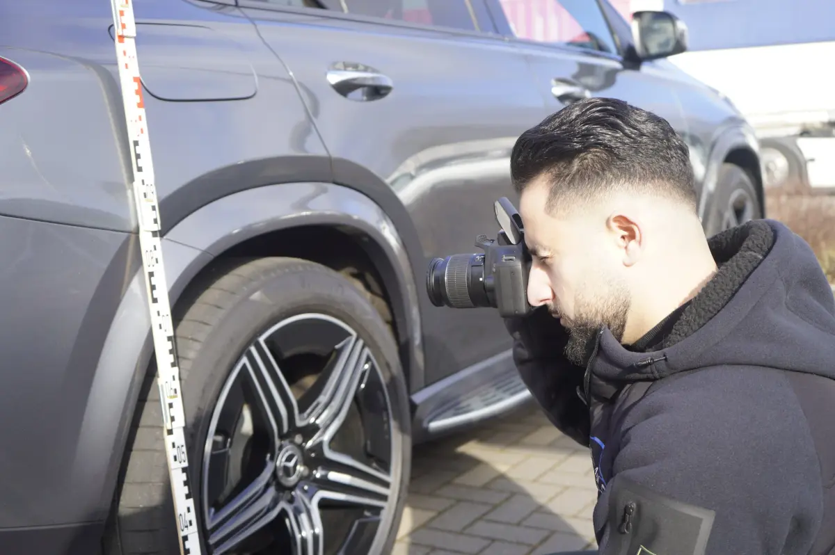 Reparaturschaden-Gutachten - KFZ-Sachverständiger dokumentiert fehlerhafte Werkstattarbeit am Fahrzeug