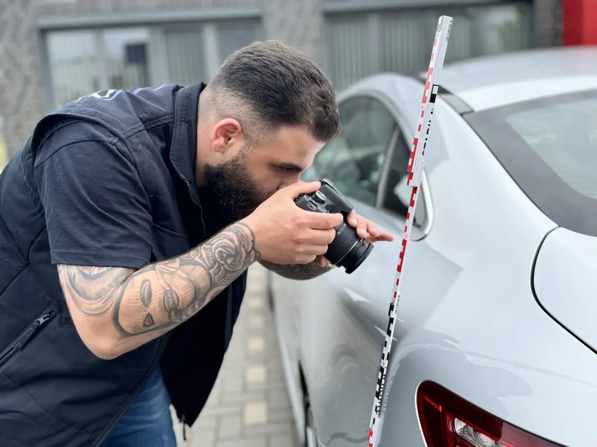 KFZ-Sachverständiger bei der Arbeit in der Niederlassung Hannover - Fahrzeugbegutachtung vor Ort