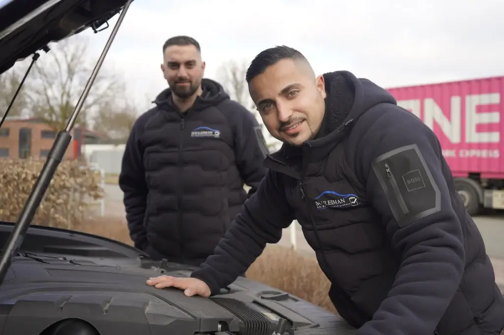 Hassan Souleiman bei der Arbeit als KFZ-Sachverständiger