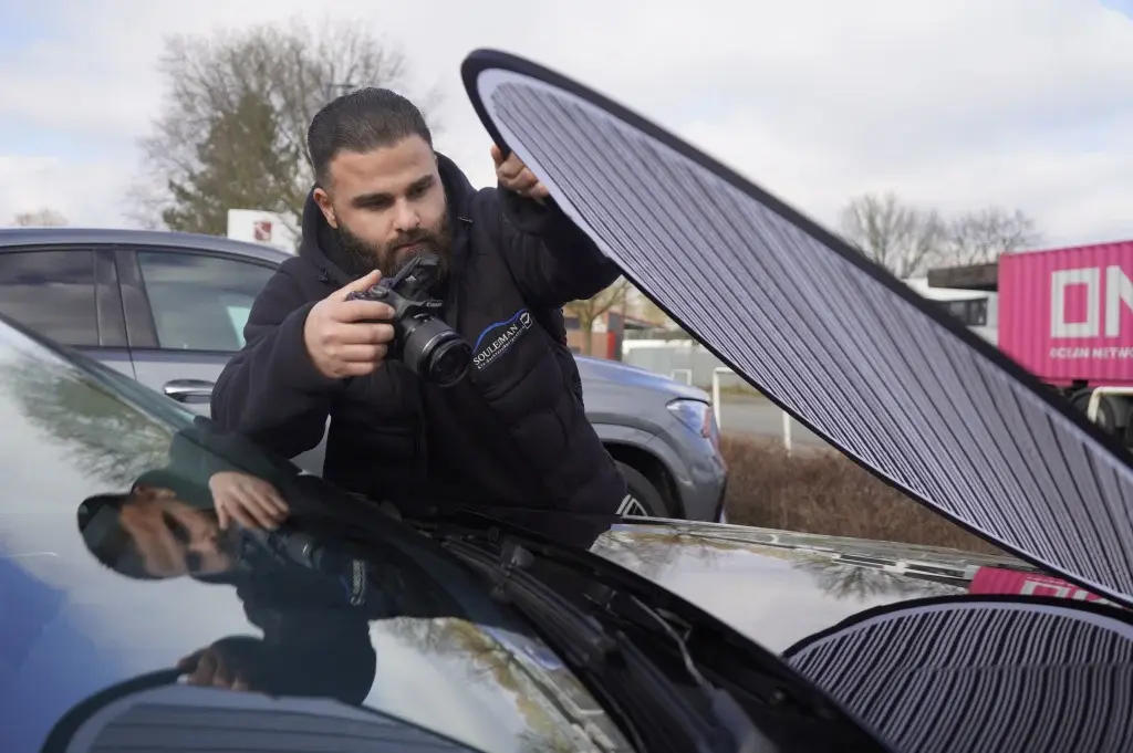 Hussein Jaber bei der Arbeit als KFZ-Sachverständiger