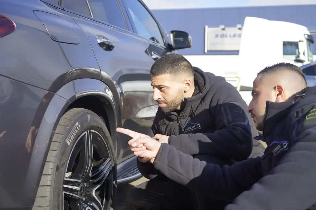 Hussein Selman bei der Arbeit als KFZ-Sachverständiger