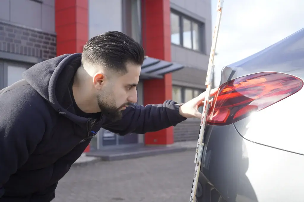 Hussein Souleiman bei der Arbeit als KFZ-Sachverständiger