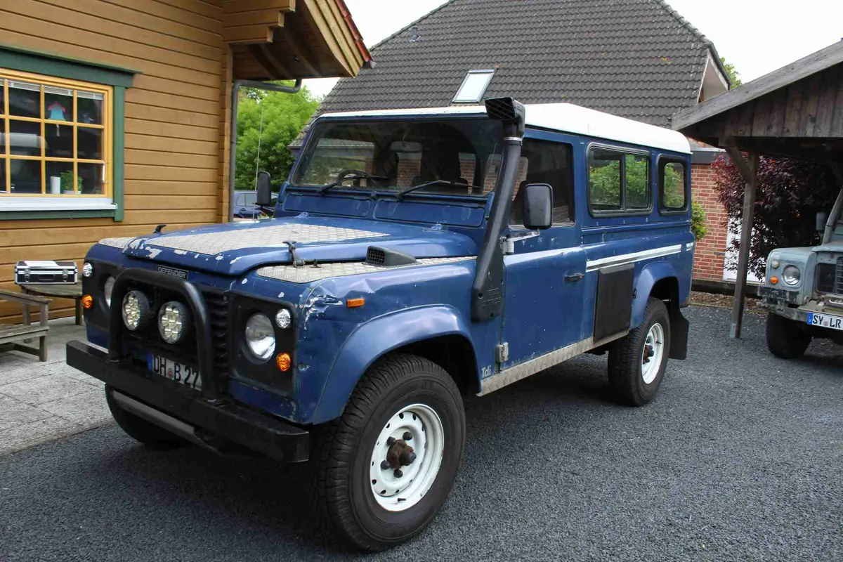Oldtimergutachten - Spezialisierte Wertermittlung eines klassischen Land Rover Defender durch KFZ-Sachverständigen Souleiman