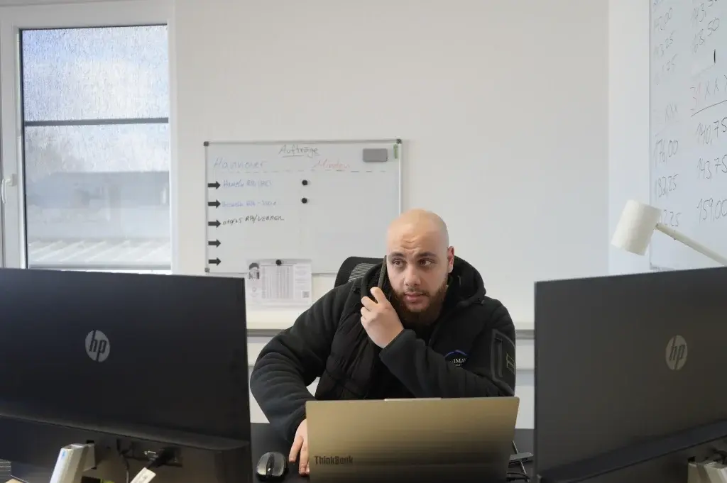 Osama Sleiman bei der Arbeit als KFZ-Sachverständiger